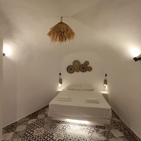 Cycladic Center Cave Rooms Фира Екстериор снимка