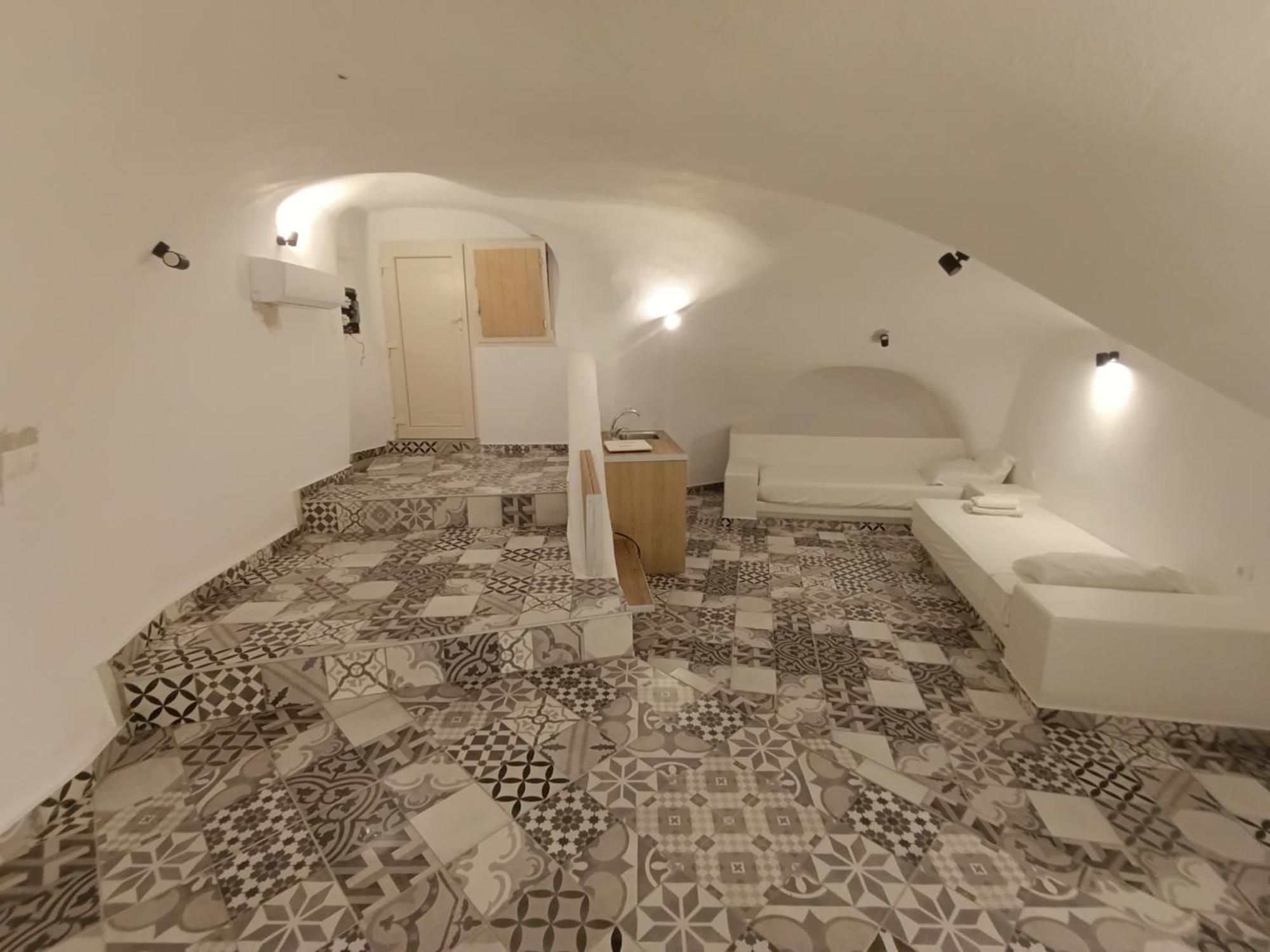 Cycladic Center Cave Rooms Фира Екстериор снимка