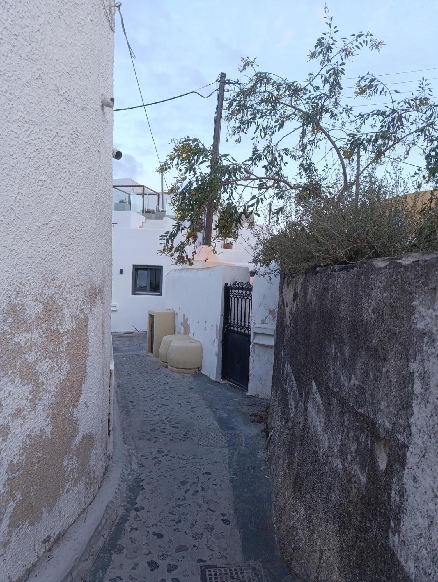 Cycladic Center Cave Rooms Фира Екстериор снимка